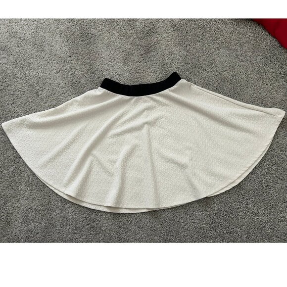 Olsenboye Medium White Textured Mini Skater Skirt - Picture 8 of 8